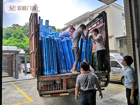 厨房门选择吊轨推拉门还是下滑轨推拉门好呢?