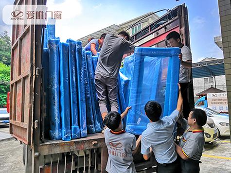厨房门选择吊轨推拉门还是下滑轨推拉门好呢?